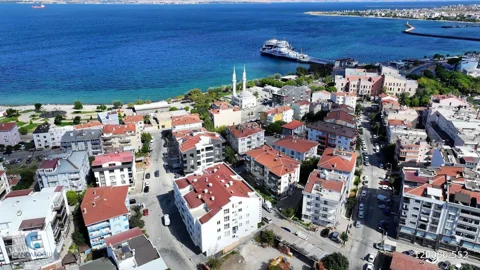 LAPSEKİ SAHİLDE SATILIK EBEVEYN BANYOLU SIFIR 3+1 DAİRE