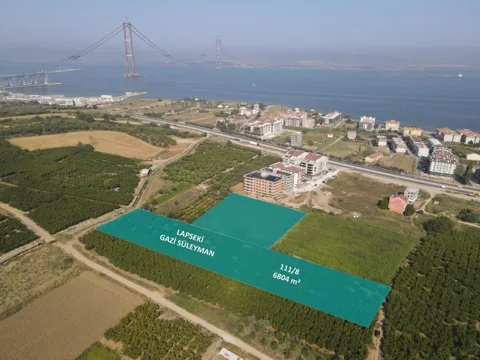 SARI ALAN İÇERİSİNDE 6804 m² DENİZE 500 m SATILIK ARAZİ